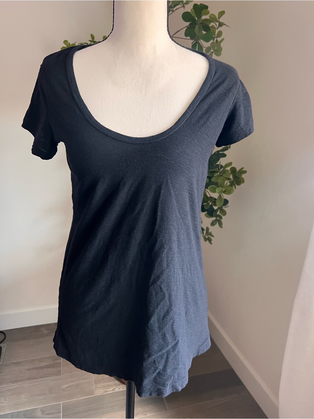 Standard James Perse Women’s Black Scoop Neck Short Sleeve Tee Size 1/S